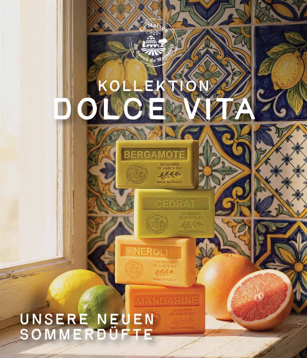Kampagnenvisual: Kollektion Dolce Vita, Seifenstapel mit Zitrusfrüchten vor Fliesenwand