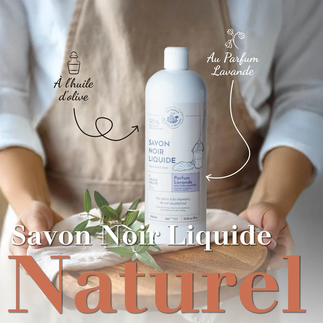 Shop-Visual: Savon Noir Liquide, in Händen gehalten auf Holzteller
